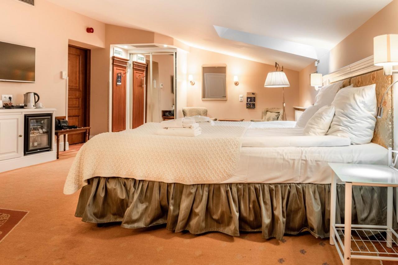 Hotel Polski Pod Bialym Orlem Cracovia Exterior foto A bed with a bed skirt