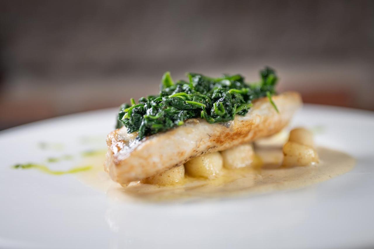 Hotel Polski Pod Bialym Orlem Cracovia Exterior foto A dish of halibut with watercress