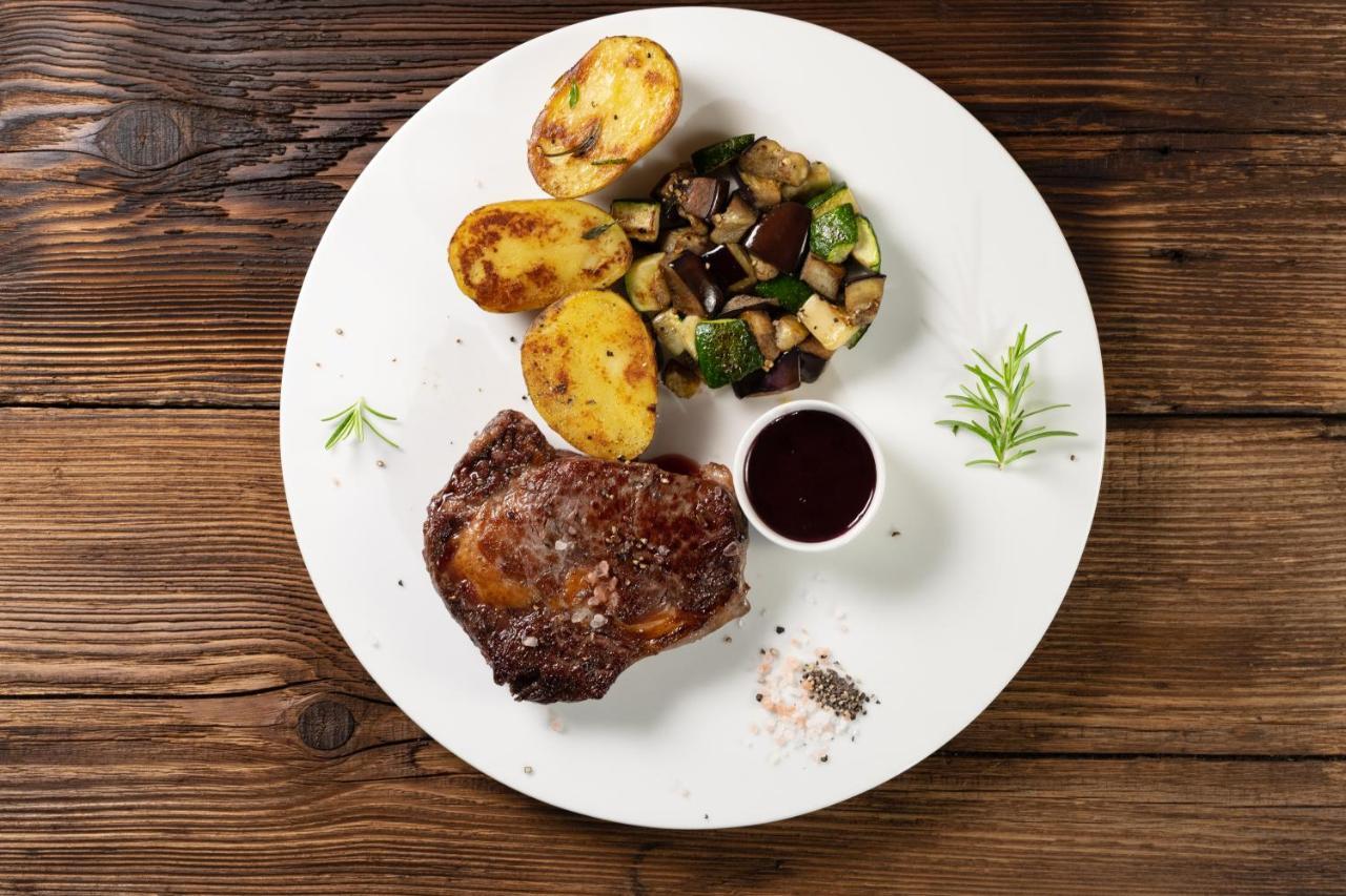 Hotel Polski Pod Bialym Orlem Cracovia Exterior foto A steak with vegetables